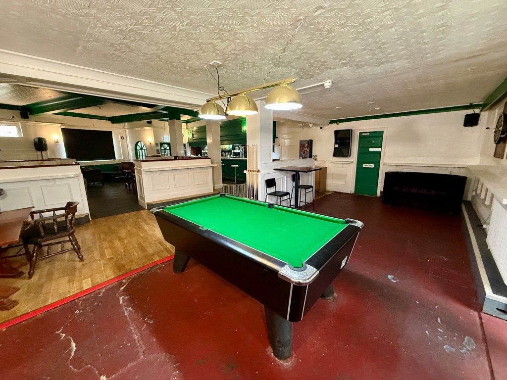 Lot: 45 - COMMERCIAL INVESTMENT WITH PLANNING FOR CONVERSION OF UPPER PARTS - Pub - Pool table